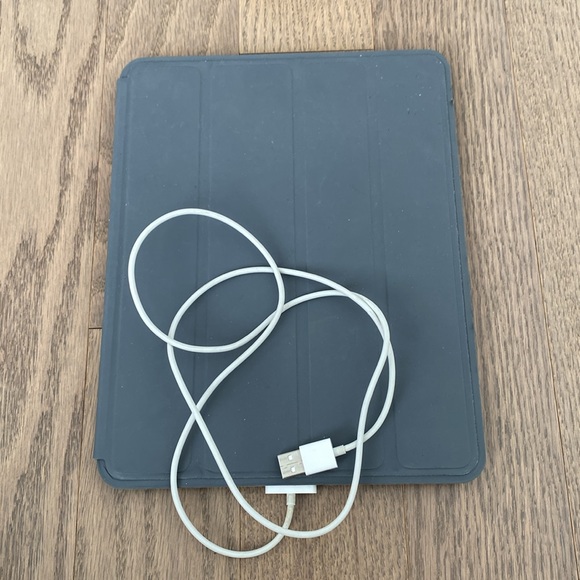 Apple iPad 2 - 16gb with Case and charge outlet - Picture 7 of 7